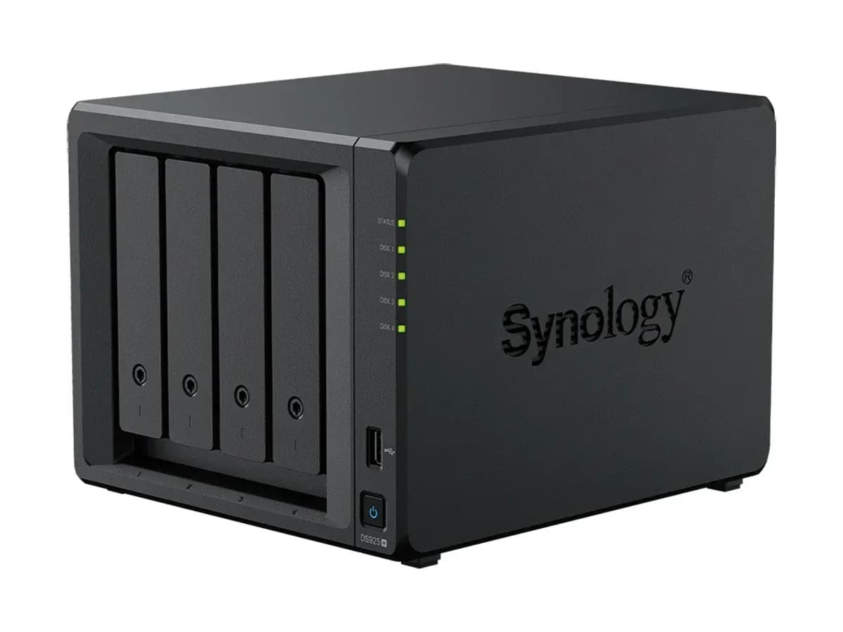 Настільний NAS Synology DiskStation DS925+ з відсіками для дисків, вигляд спереду під кутом