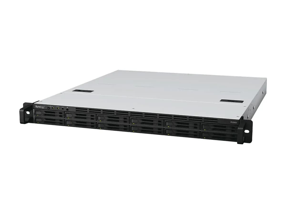 Стійкове all-flash сховище Synology FS2500, вигляд спереду під кутом