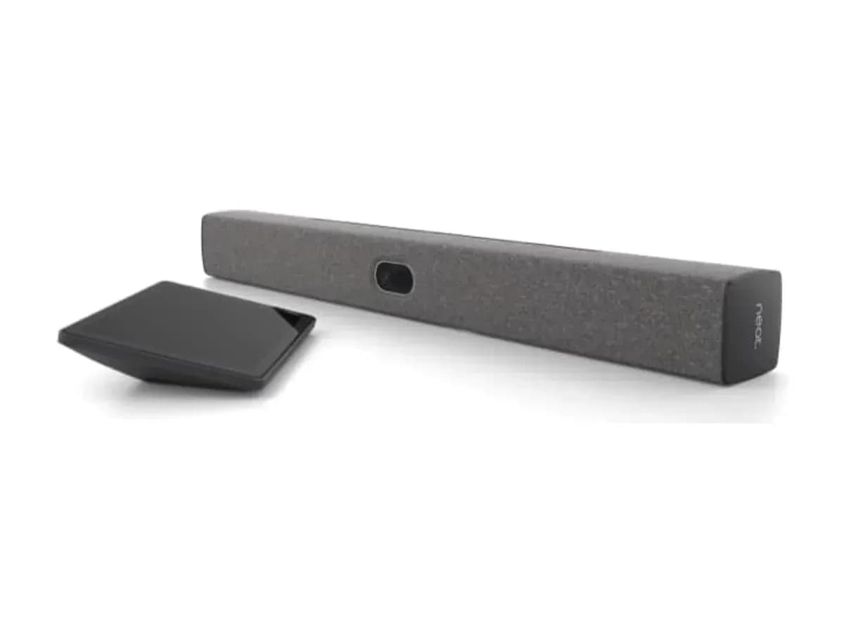 Відеобар для конференцій Neat Bar Gen 2 поруч із сенсорним контролером Neat Pad