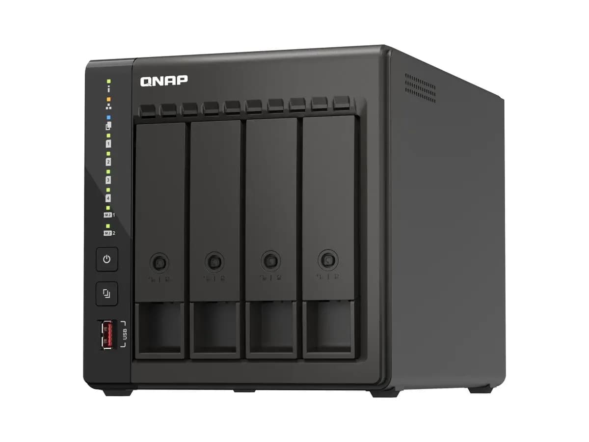 Мережевий відеореєстратор (NVR) QNAP QVP-41C з відсіками для дисків, вигляд спереду під кутом