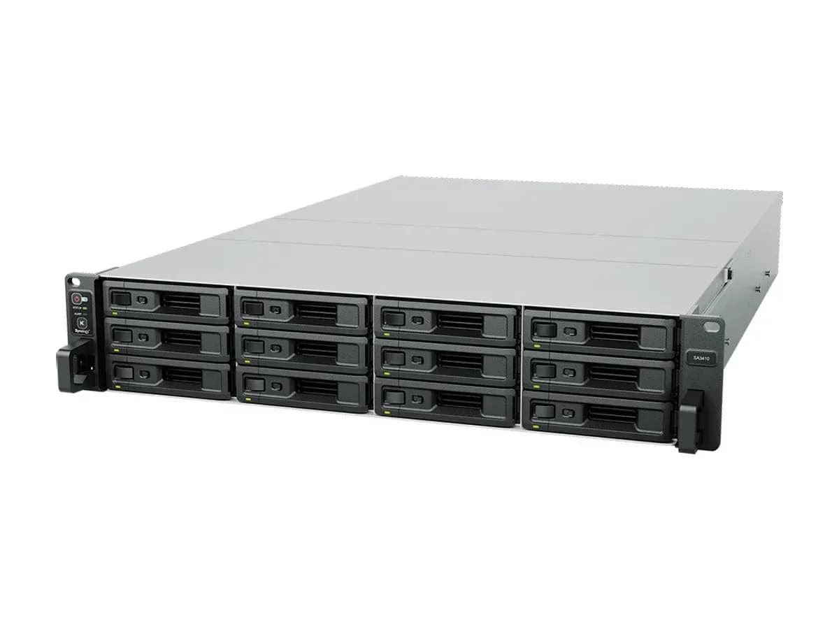 Стійковий сервер зберігання Synology SA3410, вигляд спереду під кутом