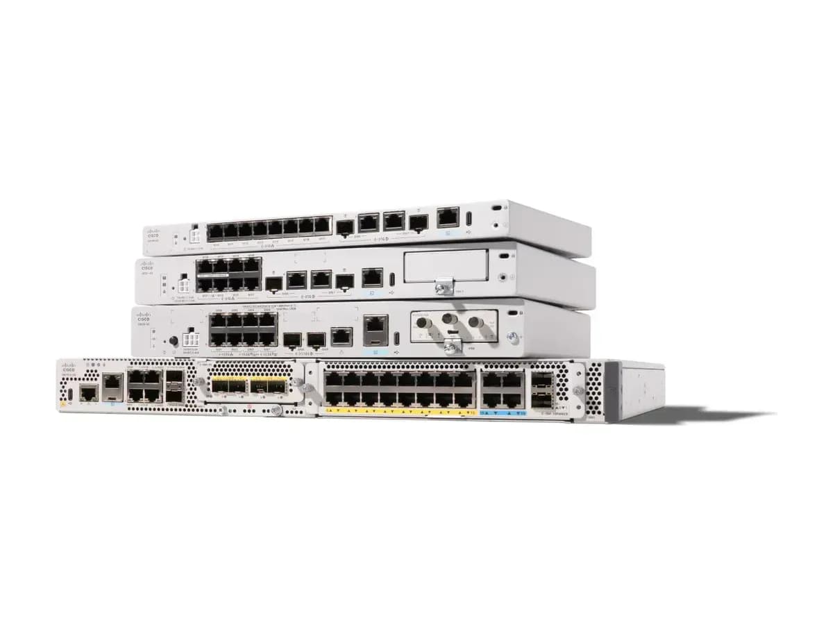 Складені стосом моделі Cisco 8000 Series Secure Router з портами на передній панелі