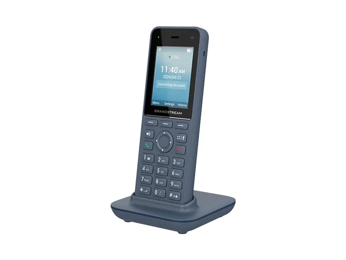 Wi-Fi IP-слухавка Grandstream WP826 у зарядній підставці, видно кольоровий екран і клавіатуру