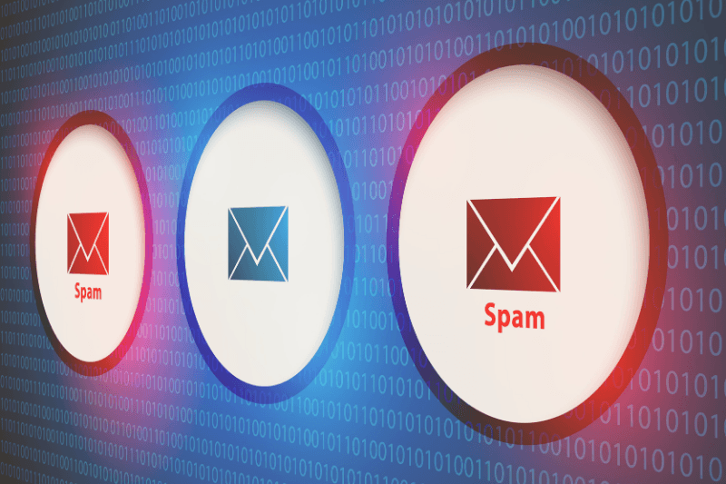 Mavi ikili kod zemininde “Spam” işaretli zarf simgeli yuvarlak rozetler